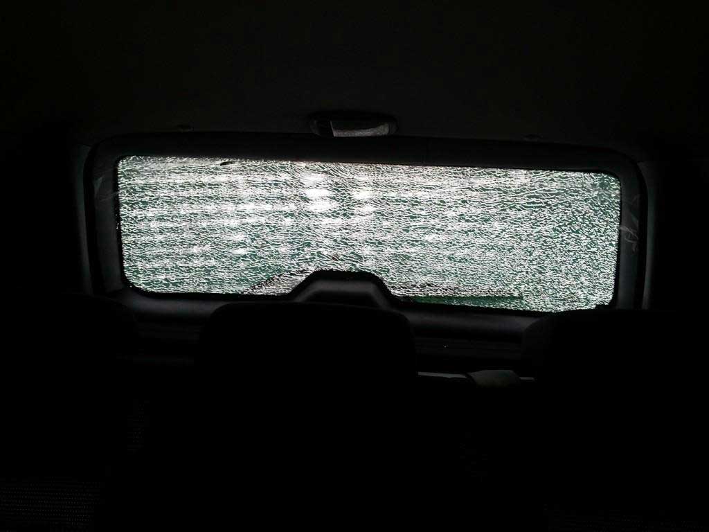 Из-за чего лопается заднее стекло на автомобиле?